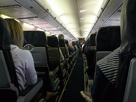 Khi cất cánh và chuẩn bị hạ cánh, phi công thường tắt đèn bên trong khoang. Việc này giúp hành khách làm quen với bóng tối, đề phòng trường hợp xảy ra sự cố phải thoát ra ngoài.