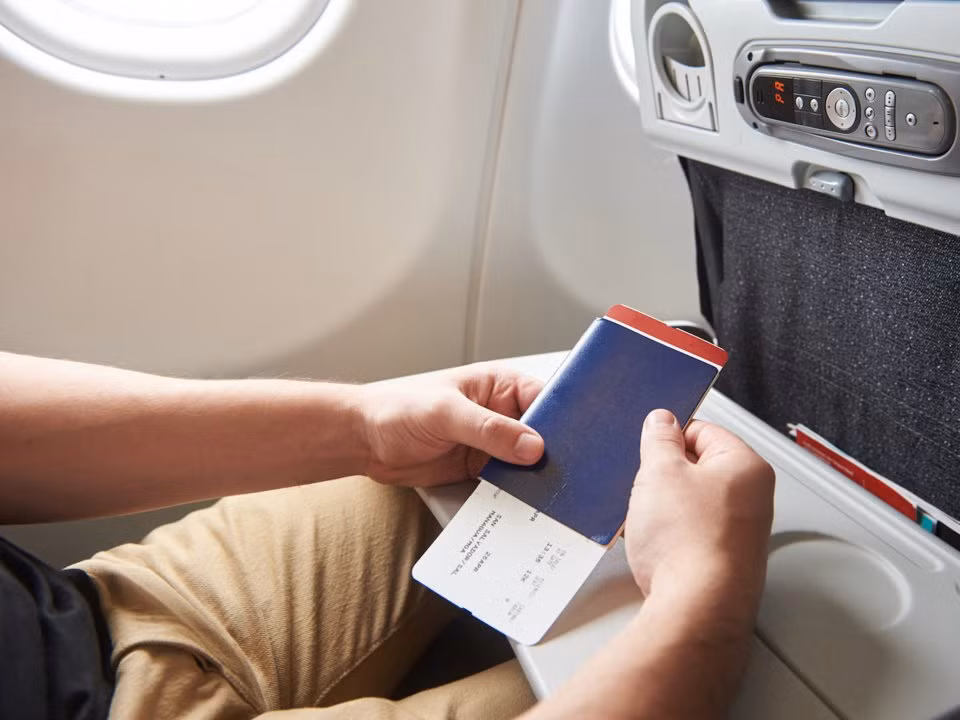 Những tiếng chuông hành khách nghe thấy trong một chuyến bay được xem là mật mã. Theo một bài đăng trên blog của Qantas Airlines, phi hành đoàn thường sử dụng hệ thống chuông để liên lạc. Tin nhắn qua tiếng chuông này có thể là lượng đồ ăn nhẹ còn lại hay sự hỗn loạn phát hiện trên đường bay.