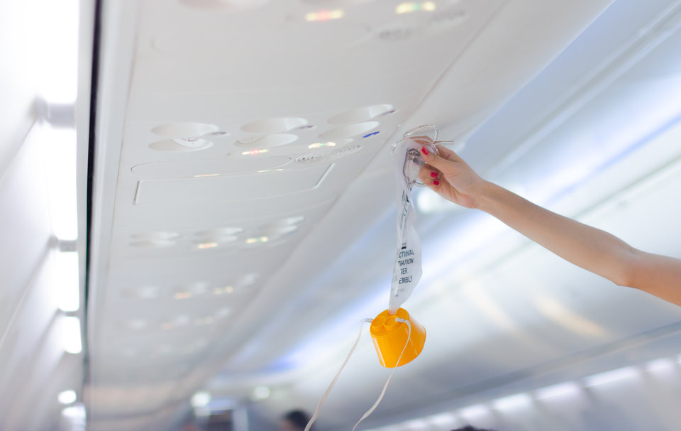 Khi xảy ra trường hợp áp suất bên trong máy bay bị tụt giảm đột ngột và hành khách phải đeo mặt nạ để thở oxy. Ít ai biết lượng oxy trong mặt chỉ đủ trong thời gian 12-15 phút. Tuy nhiên, thông thường phi công chỉ mất ít thời gian để hạ máy bay xuống độ cao an toàn.