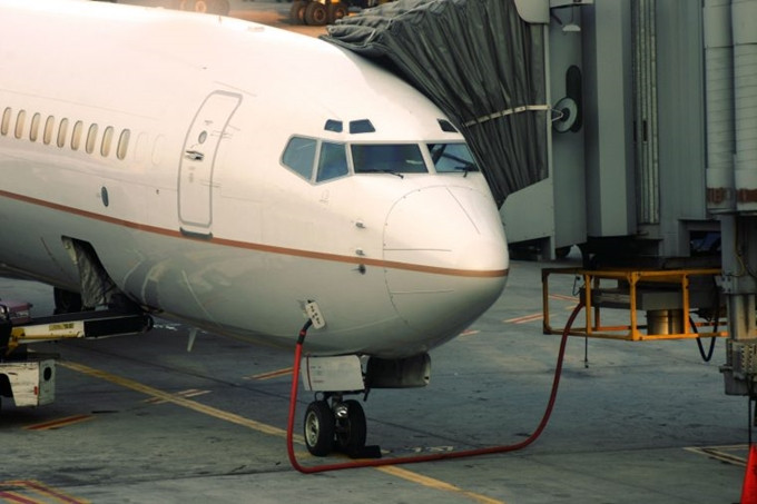 Máy bay ít khi nạp đầy nhiên liệu vì chúng khá nặng nề. Mức nhiên liệu vừa đủ sẽ giúp tiết kiệm chi phí. Nguồn ảnh: Thisisinsider.