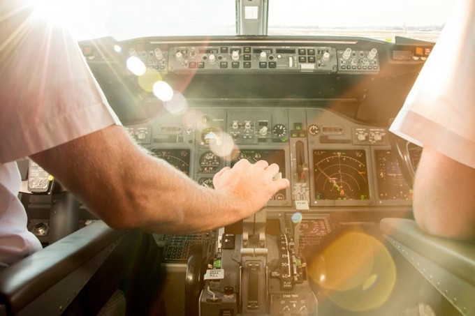 Một số hãng không cho phép cơ trưởng và cơ phó ăn chung. Họ phải ăn thức ăn từ hai nhà bếp khác nhau để đảm bảo không gặp trường hợp cả hai người cùng bị ngộ độc thực phẩm một lúc.