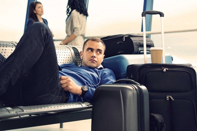 Nếu chuyến bay bị hủy, nhân viên hãng sẽ tìm cách thay thế như đưa bạn lên chuyến sớm hoặc trễ hơn. Tuy nhiên thực tế, bạn có thể yêu cầu hoàn tiền nếu muốn.