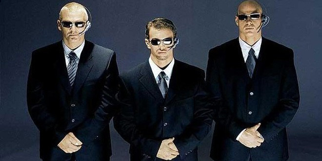 Chia sẻ trên ABC News, Kent Moyer, người sáng lập World Protection Group tiết lộ những người nổi tiếng phải trả từ 250.000 USD đến 1,5 triệu USD để thuê dịch vụ bảo vệ cá nhân. Vì thế, các vệ sĩ "đắt show" có thể kiếm tới 800.000 USD một năm.