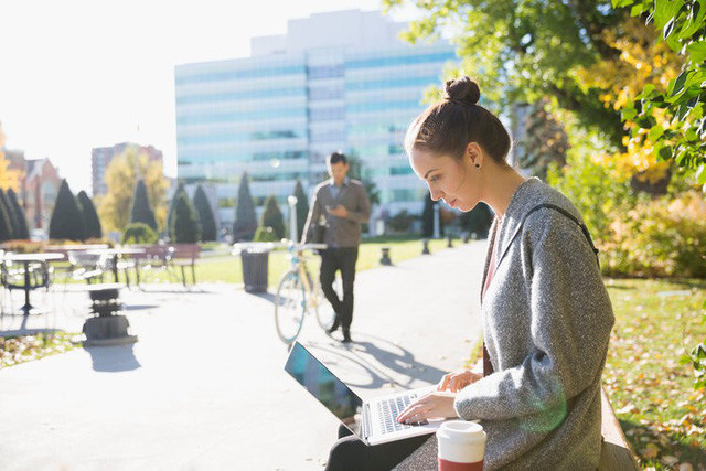 Phần lớn những người nhà văn tự do không kiếm đủ chi tiêu nhưng vẫn có những người kiếm được hàng trăm nghìn USD mỗi năm. Theo Forbes, cây viết Holly Johnson kiếm được hơn 200.000 USD mỗi năm (chưa tính thu nhập từ blog của cô).