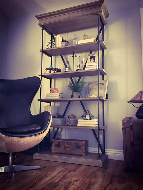 Chiếc ghế kiểu dáng đẹp mắt là nơi Kỳ Duyên thích nhất để ngồi đọc sách.