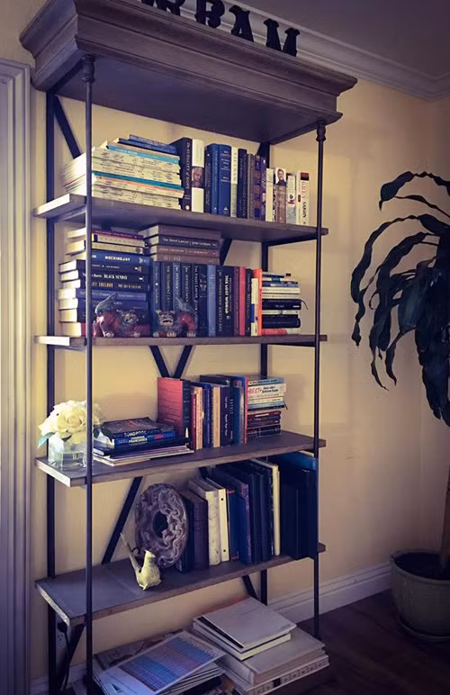 Nếu như bên ngoài căn nhà lãng mạn yên bình thì bên trong căn biệt thự lại mê hoặc người nhìn bởi không gian ấm cúng, tinh tế.