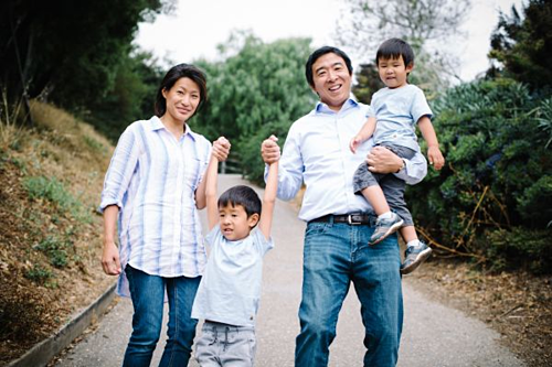 Kể từ năm 2018, Yang sống cùng vợ và hai con trai tại New York. Ảnh: Clara Lu.