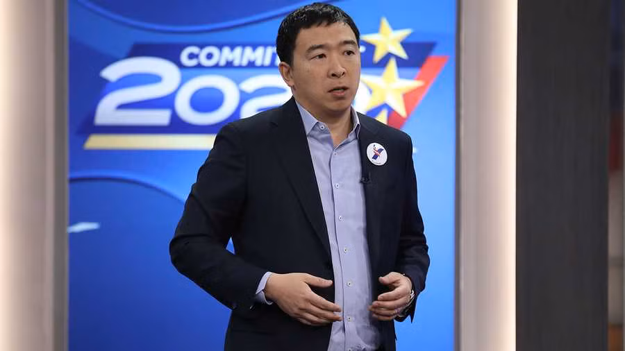 Với Venture for America, Yang đã được Nhà Trắng vinh danh là Champion of Change. Năm 2015, doanh nhân Andrew Yang còn được Chính quyền cựu Tổng thống Barack Obama công nhận là "Đại sứ Tổng thống cho Khởi nghiệp Toàn cầu". Ảnh: WMUR.