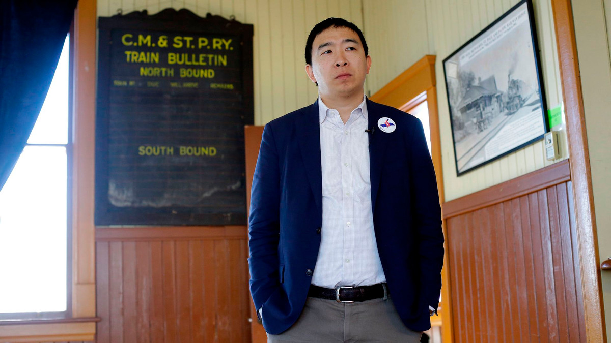 Theo CNBC, doanh nhân Mỹ gốc Á Andrew Yang cao khoảng 1,8m. Ảnh: Axios.