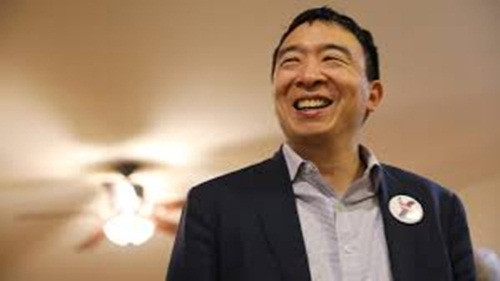 Andrew Yang không phải người kiểu cách. Ông hay cười và có thể khoác vai người khác khá tự nhiên, thoải mái. Ảnh: The Daily Beast.