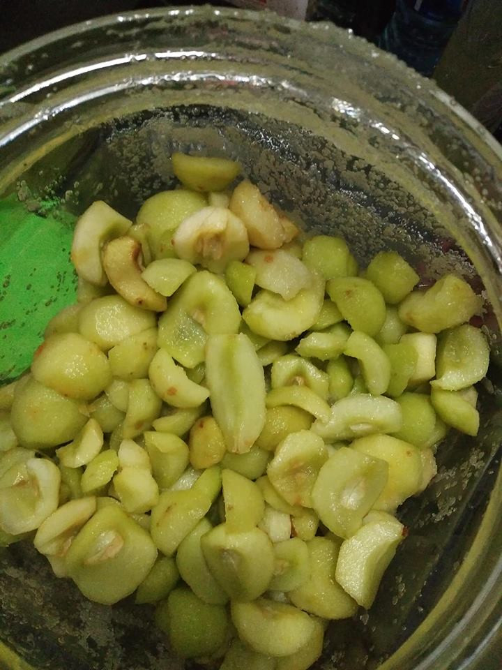 Khoảng gần một tháng nay, nhiều chị em ở Hà Nội rủ nhau đặt mua táo mèo dầm muối ớt thay vì mua xoài xanh hay cóc bao tử. Ảnh: FB Viet Sut.