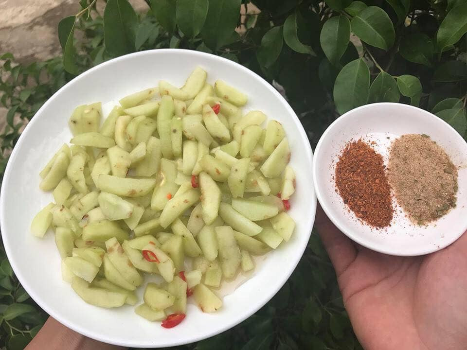 Khách mua táo sẽ được người bán gửi kèm túi muối ớt để khi ăn trộn vào cho hợp với khẩu vị của mỗi người. Ảnh: Facebook.