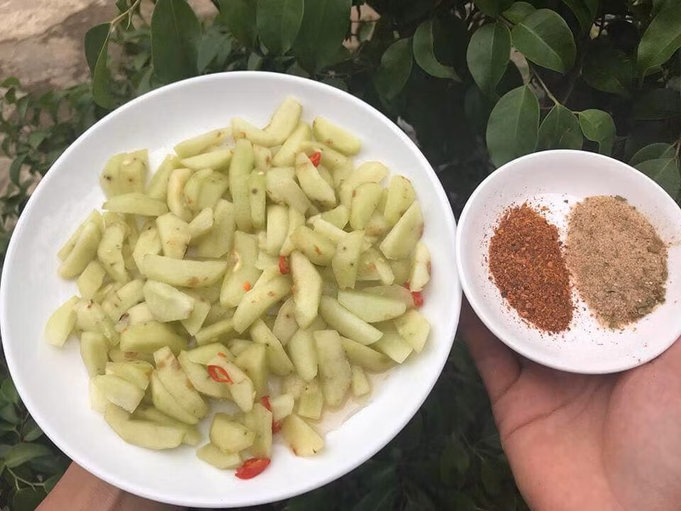 Khách mua táo sẽ được người bán gửi kèm túi muối ớt để khi ăn trộn vào cho hợp với khẩu vị của mỗi người. Ảnh: Facebook.