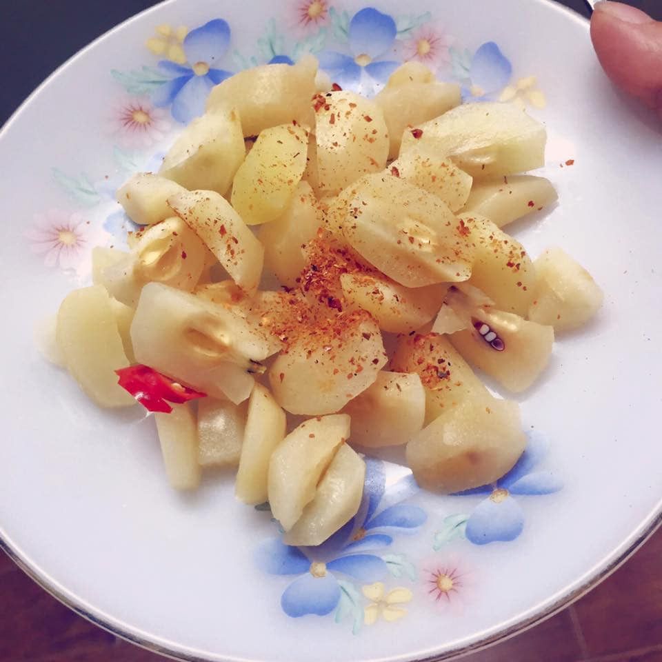 Trung bình, mỗi ngày chị Thanh bán được khoảng 30-40kg táo mèo muối chua. Có những hôm khách đặt nhiều nhưng chị Thanh không đủ giao hàng. Ảnh: Facebook.