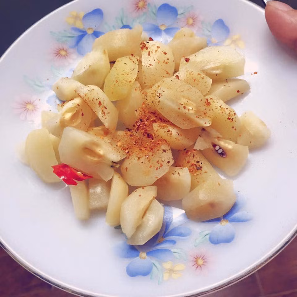 Trung bình, mỗi ngày chị Thanh bán được khoảng 30-40kg táo mèo muối chua. Có những hôm khách đặt nhiều nhưng chị Thanh không đủ giao hàng. Ảnh: Facebook.