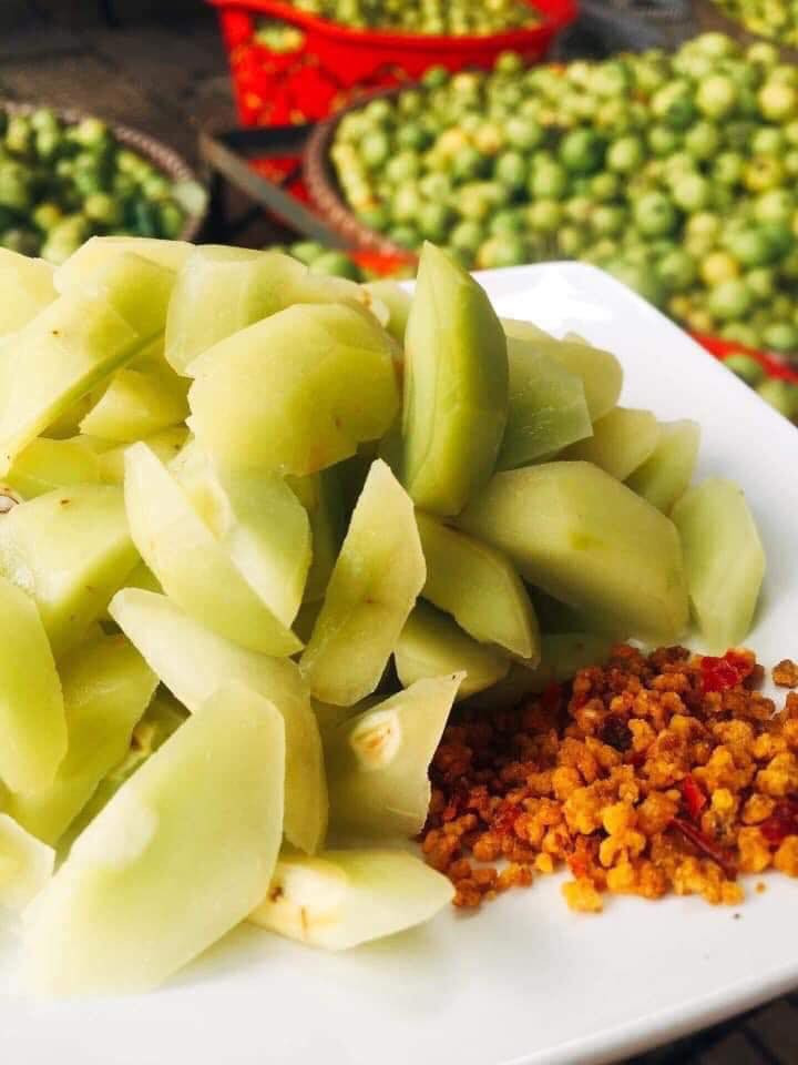 Chị Thanh (Hà Đông, Hà Nội) thừa nhận món dưa muối xổi này đang gây sốt trên thị trường. Chị Thanh không nhập hàng sẵn mà tự mua táo mèo tươi về muối xổi theo đơn khách đặt. Ảnh: Dâu tây Đà lạt 100%.