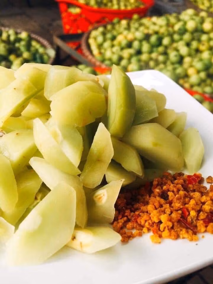 Chị Thanh (Hà Đông, Hà Nội) thừa nhận món dưa muối xổi này đang gây sốt trên thị trường. Chị Thanh không nhập hàng sẵn mà tự mua táo mèo tươi về muối xổi theo đơn khách đặt. Ảnh: Dâu tây Đà lạt 100%.