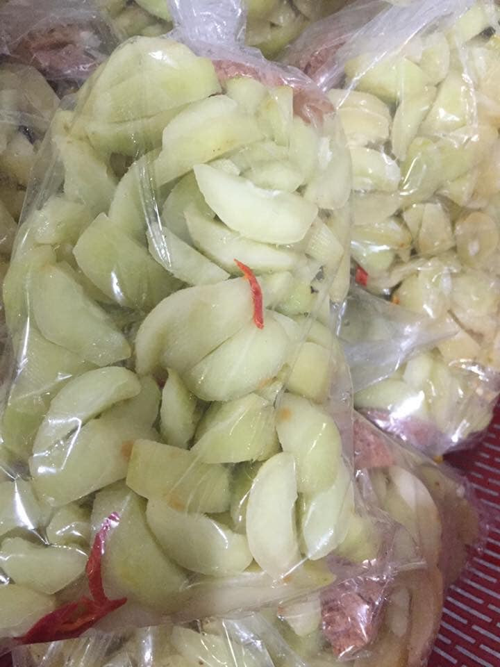 Dù vậy, chị Thanh cũng kiếm được gần triệu từ loại quả rừng muối chua độc đáo này. Ảnh: Facebook.