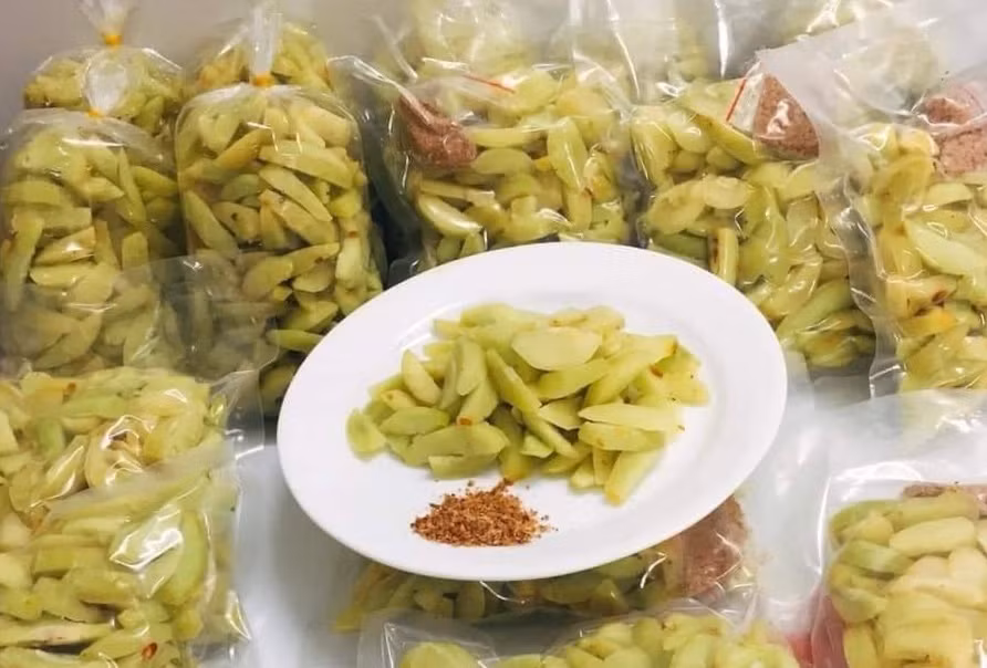 Loại táo mèo muối xổi này ăn giòn, có vị chua, cay, ngọt, mặn, thêm chút vị chát xen vào rất hấp dẫn. Ảnh: Vietnamnet.