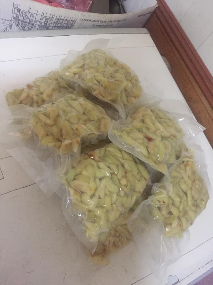 Táo mèo muối xổi thường được đóng thành từng túi hoặc hộp với giá từ 30.000-50.000 đồng/hộp tuỳ trọng lượng. Ảnh: FB Cao Thị Thu Thảo.