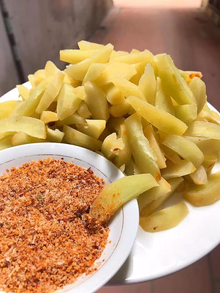 Theo một số chị em, táo mèo muối chua đặc biệt nhất trong số các loại dưa muối trên thị trường. Ảnh: FB Nguyễn Tuyết Trinh.