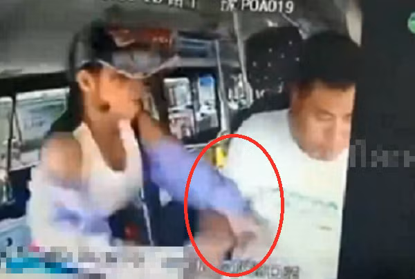 Nguoi phu nu gianh vo lang roi dap toi tap vao nguoi tai xe gay phan no