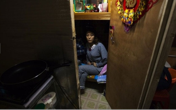 Đây là căn hộ rộng gần 3,3 m2, chỉ đủ chỗ cho một chiếc giường và một chiếc TV nhỏ. Ảnh: BI.