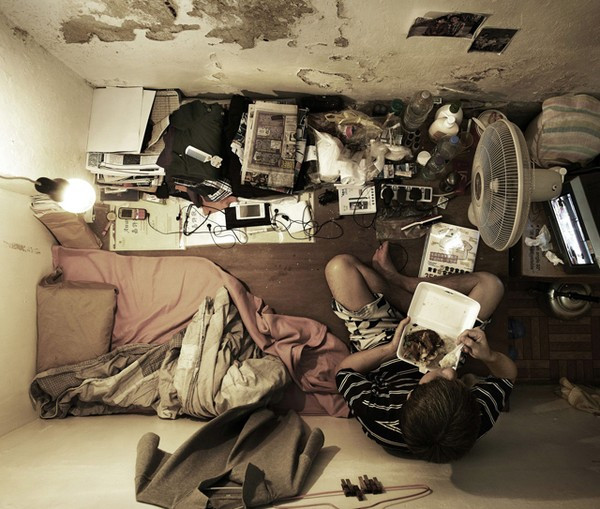 Không gian sinh hoạt chỉ có kích thước tương đương tủ quần áo. Ảnh: BI.