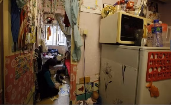 Thế nhưng, ngay cả những căn hộ siêu nhỏ này cũng có giá thuê "cực chát". Trong ảnh là căn hộ chưa đầy 7,5m2 được bà mẹ đơn thân thuê với giá 387 USD/tháng (tương đương gần 9 triệu đồng). Ảnh: BI.