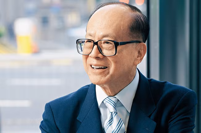 Sự lạc quan, tích cực cũng là hành trang giúp tỷ phú Lý Gia Thành vượt qua mọi trở ngại trong cuộc sống.