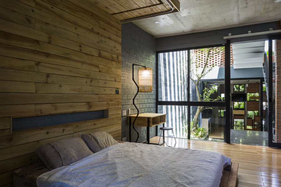 Cửa sổ trần nhà và lỗ thông hơi trên tường cho phép ánh sáng tự nhiên len lỏi khắp nhà.