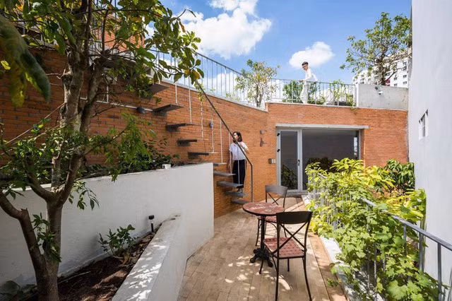 Khu vườn rộng hơn là không gian sinh hoạt chung của cả gia đình.