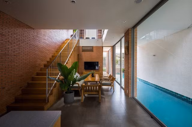 Đặc biệt, với chiều dài 20m, gia chủ dành diện tích để xây một bể bơi mini trong nhà ở tầng trệt.