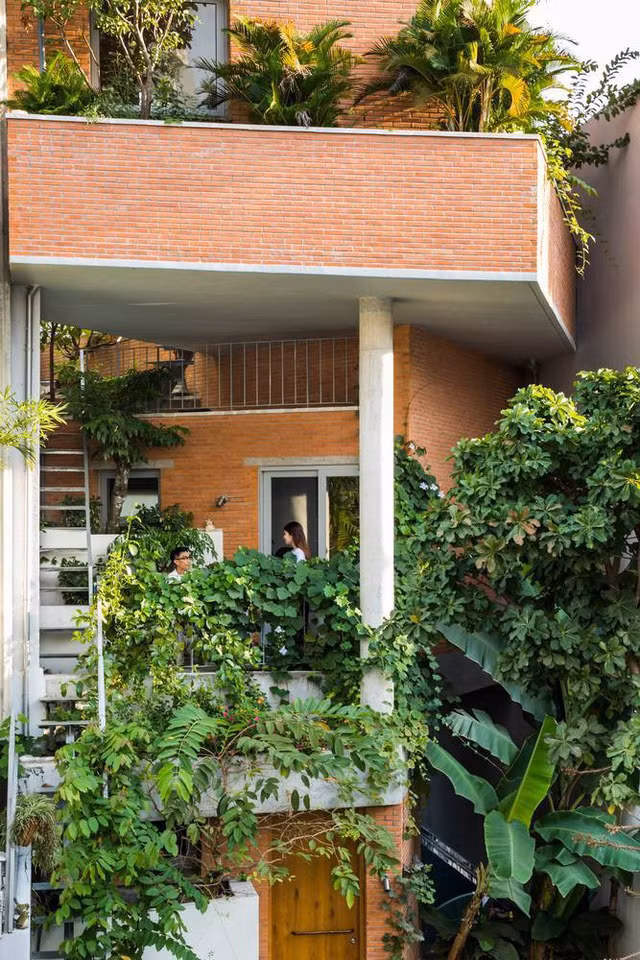 Nhờ vậy, mỗi tầng đều có những mảnh vườn nho nhỏ đem đến cảm giác dễ chịu.