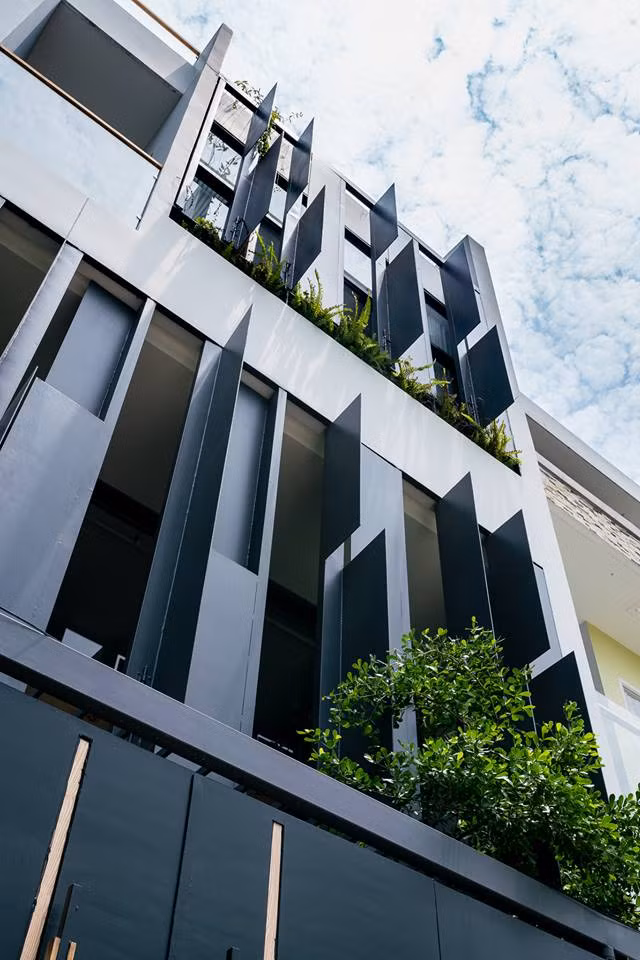 Các tấm chắn cùng với cây xanh tạo điểm nhấn mát mắt cho căn nhà.