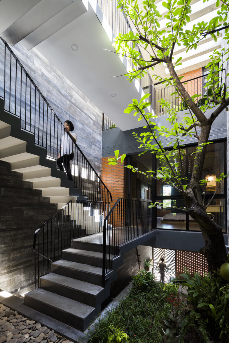 Nhà được thiết kế giống như một khu nghỉ dưỡng thân thiện với vườn hoa, cây xanh và ánh sáng tự nhiên.