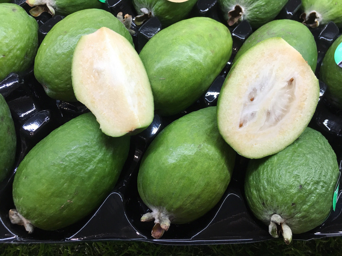 Mặc dù giá vô cùng đắt đỏ nhưng loại ổi xuất xứ từ New Zealand lại được nhiều người săn lùng. Ảnh: Vietnamnet.