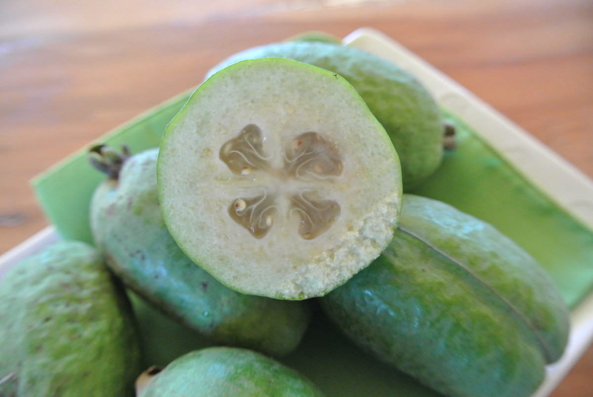 Phần cùi bên ngoài giống như cùi ổi thông thường, nhưng không giòn như ổi ta. Ảnh: Stuff.