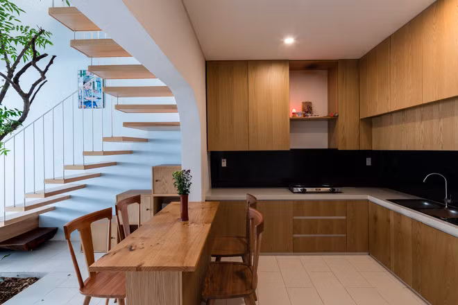 Nhà bếp hiện đại, không quá cầu kỳ về chi tiết.