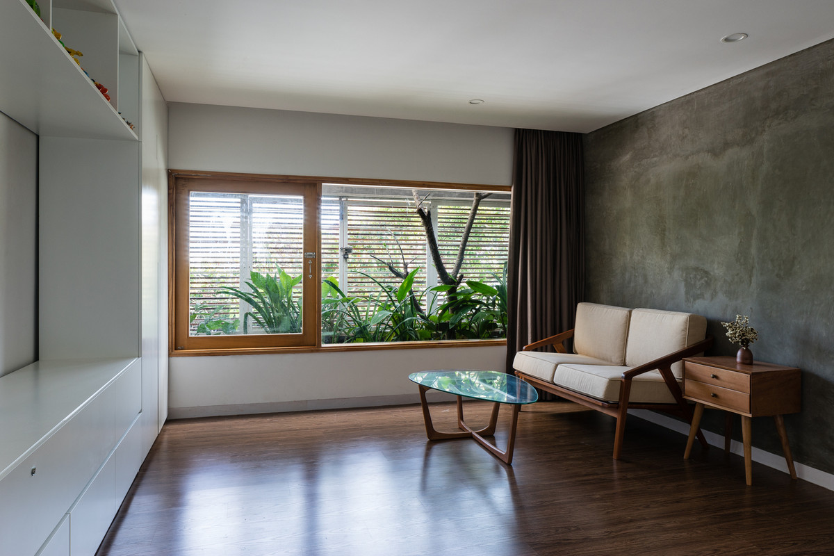 Phòng khách thoáng sáng với nội thất đơn giản.