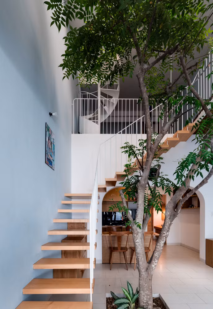 Trước khi cải tạo, ngôi nhà cũ bao gồm một phòng khách, một phòng ngủ, nhà bếp, nhà vệ sinh và sân thượng.