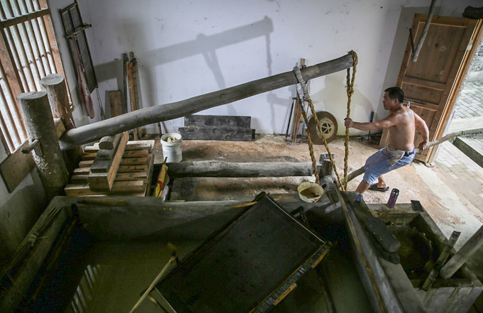 Giấy ước tiếp tục được chuyển qua công đoạn ép.