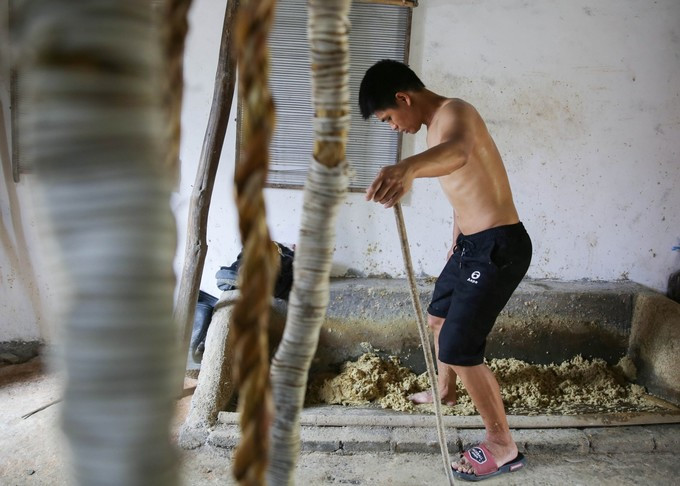 Khi ngâm đủ ngày, tre được nghiền nát thành bột tại xưởng của mỗi gia đình.