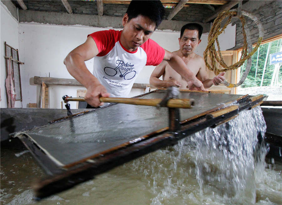 Bột giấy chính là hỗn hợp thu được sau khi nghiền nát tre. Bột được pha loãng trong bể nước rồi dùng một dụng cụ chuyên dụng bằng tre để tạo nên những tờ giấy.