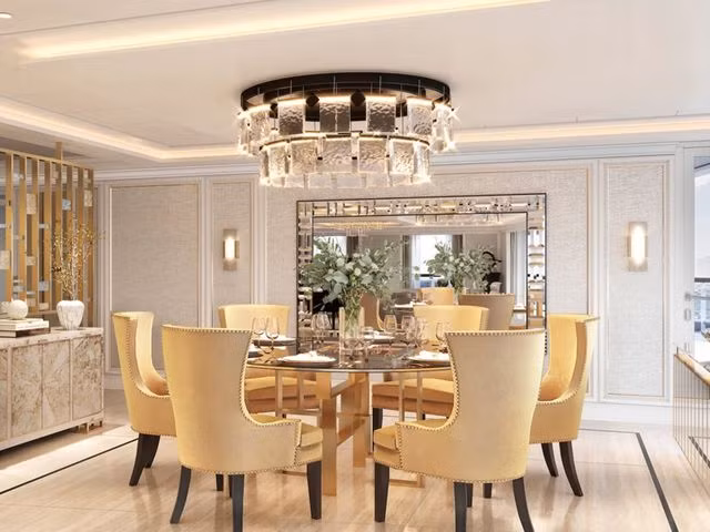 Nội thất trong du thuyền đều là hàng cao cấp như khách sạn 5 sao. Đèn chùm làm bằng đá cẩm thạch và vàng Ý.