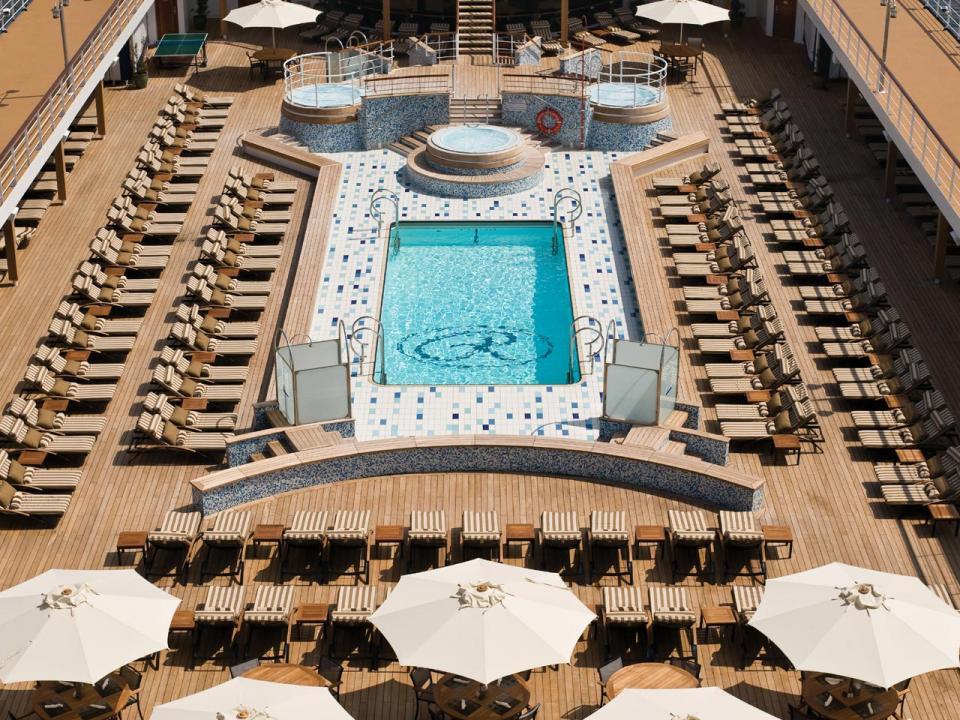 Bể bơi lớn ngoài trời.