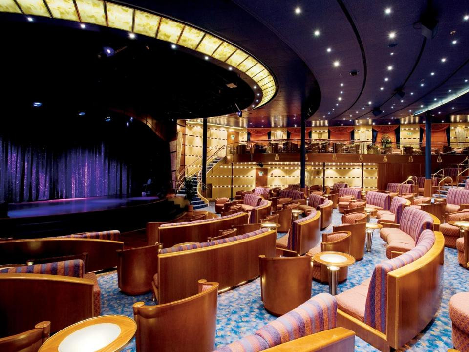 Trong du thuyền còn có một nhà hát lớn.