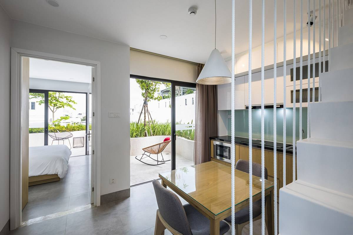 Không gian sinh hoạt vừa đủ, ngập ánh sáng và cây xanh.