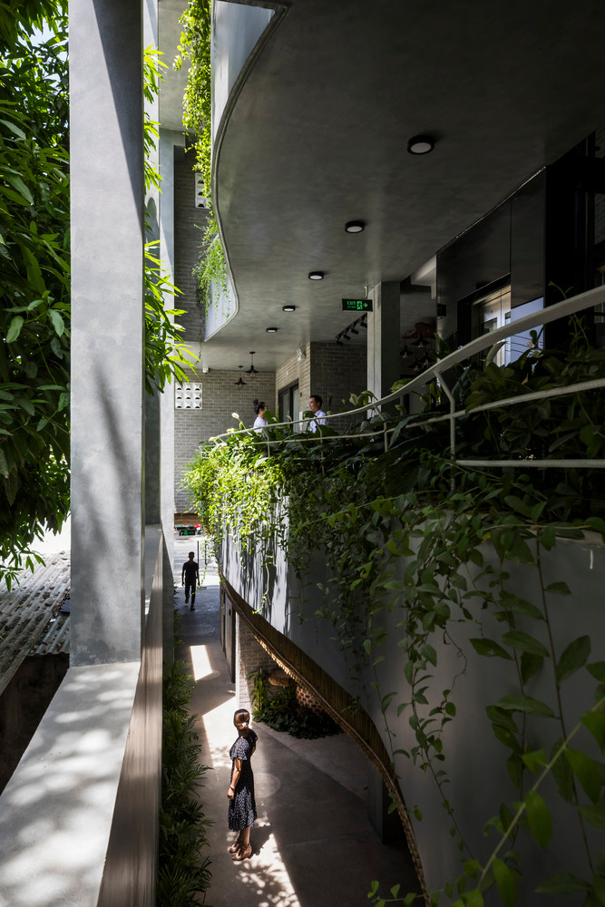 Nhờ đó, ở bất kỳ vị trí nào trong căn nhà, gia chủ cũng cảm nhận được ánh sáng và gió tự nhiên.