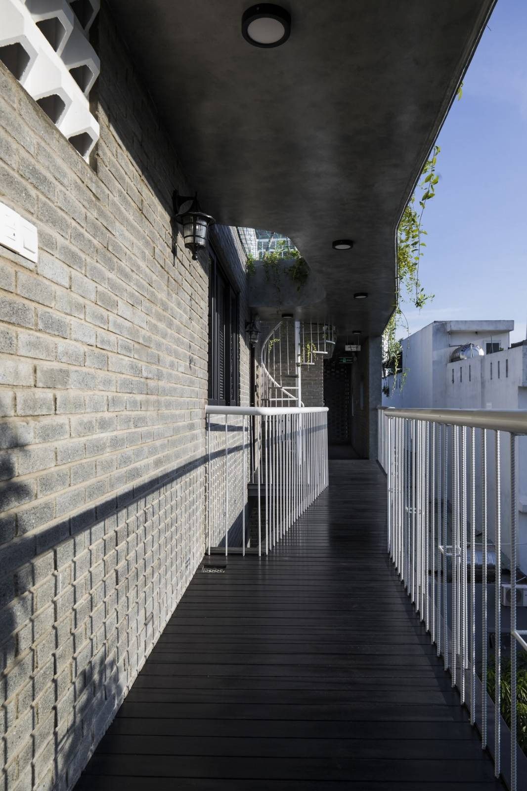 Gạch nung vừa thân thiện môi trường vừa tạo cảm giác mát mẻ. Nguồn ảnh: Archdaily.